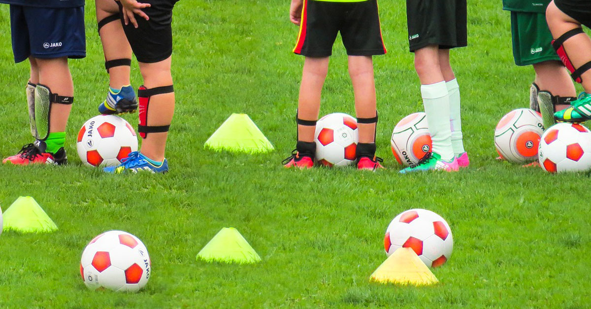 Groupe d'enfant qui joue au football