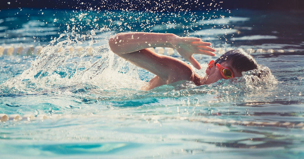 Enfant qui s'entraine à la natation